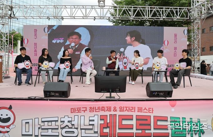 마포 청년 레드로드림(林) 행사에서 청년들과 대화를 나누는 박강수 마포구청장