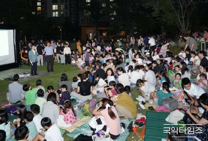 지난 11일 ‘찾아가는 아스팔트 영화관’ 행사에 참석한 류경기 중랑구청장과 주민들의 모습