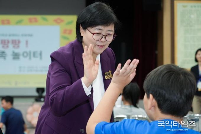 이순희 강북구청장이 강북미래교육지구 ’가족과 함께하는 장애학생 문화체험’ 참여 가족들과 인사를 하고 있다.