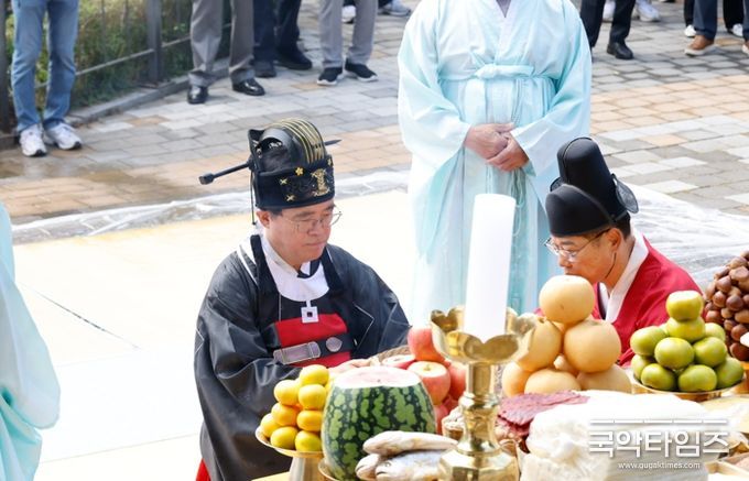 진교훈 강서구청장(왼쪽)이 20일 허준근린공원에서 열린 허준인트로축제를 찾아 ‘허준축제 성공기원제’에 초헌관으로 참여하고 있다.
