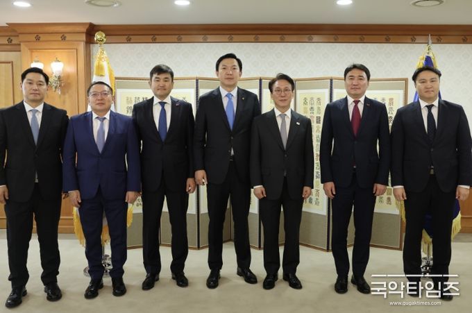 김민석 국무총리가 23일 세종대로 정부서울청사에서 냠오소르 오프랄 몽골 수석부총리 겸 경제개발부 장관을 접견, 인사 및 환담을 나누고 있다.(국무조정실)
