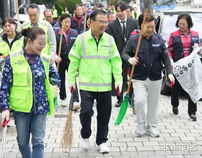 한국자유총연맹과 함께하는 ‘아침 밝히는 골목청소’에 참여한 류경기 중랑구청장