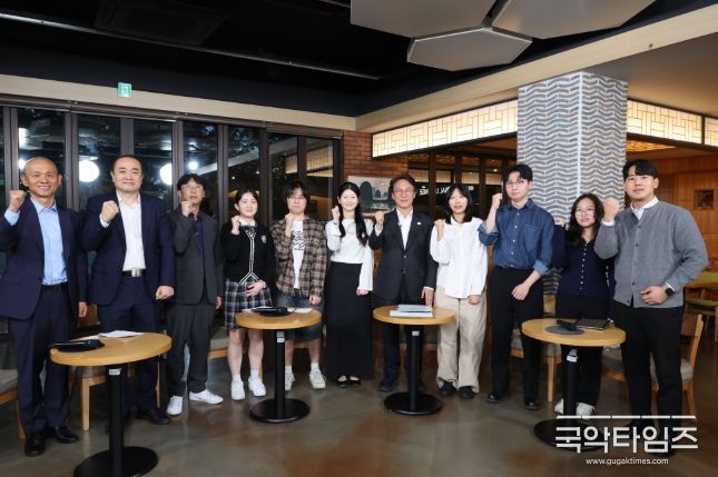 김민석 국무총리가 22일 대구 계명대학교 성서캠퍼스에서 열린 '미래대화 1·2·3 #청년일자리' 제4차 K-토론나라에서 청년들과 대화를 나누고 있다.