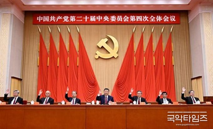 시진핑, 리창(李强), 자오러지(趙樂際), 왕후닝(王滬寧), 차이치(蔡奇), 딩쉐샹(丁薛祥), 리시(李希) 등이 주석대에 착석했다. (사진/신화통신)