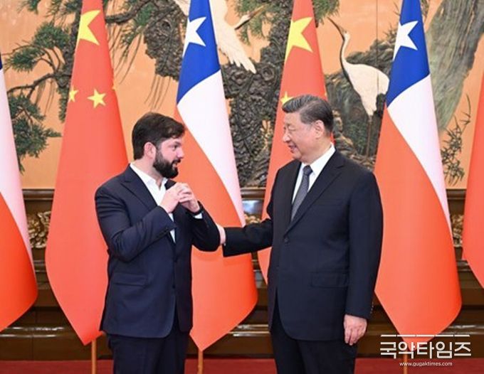 시 주석이 5월 14일 중국 베이징 인민대회당에서 가브리엘 보리치 칠레 대통령과 회견하고 있다. (사진/신화통신)